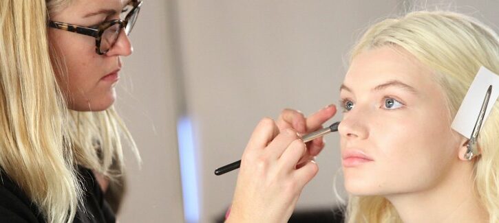 Arriva lo strobing, il contouring si fa più naturale e fresco