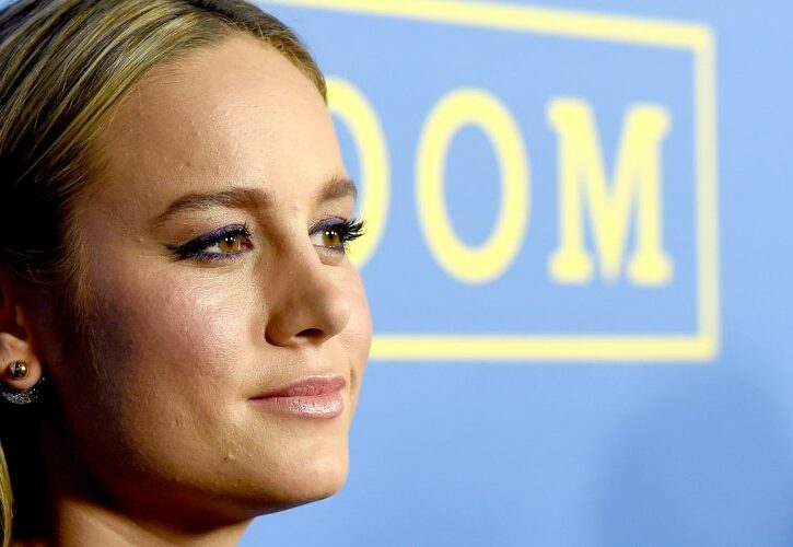 Copia il look di Brie Larson, in oro (Calvin Klein) ai Golden Globes