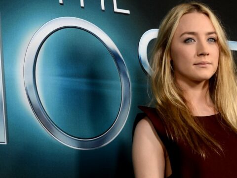 Copia il look di Saoirse Ronan, camaleontica sul red carpet