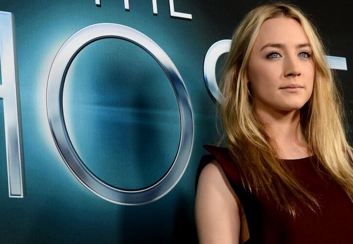 Copia il look di Saoirse Ronan, camaleontica sul red carpet