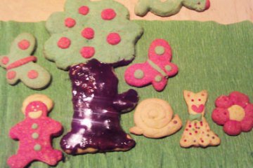 Cucinare i biscotti colorati a forma di animali con i bambini