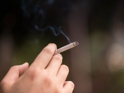 Come togliere le macchie di nicotina dalle mani
