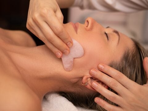 Gua Sha: cos’è, come si usa e i benefici per la pelle