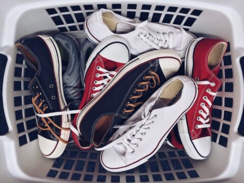 Come pulire e asciugare le scarpe bagnate