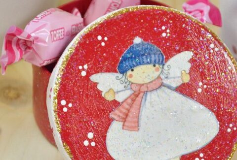 Come decorare una scatola di cartone con decoupage natalizio