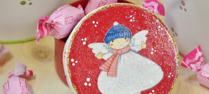 Come decorare una scatola di cartone con decoupage natalizio