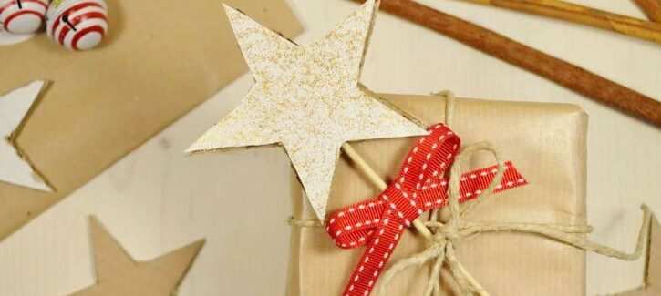 Decorazione per i pacchetti di Natale con la stellina