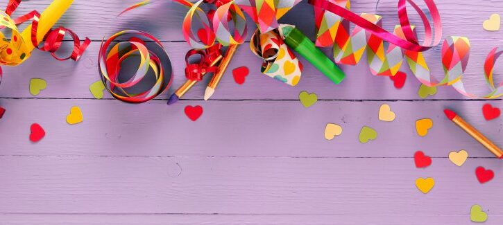 Decorazioni di Carnevale fai da te: dalle spirali appese al soffitto ai festoni