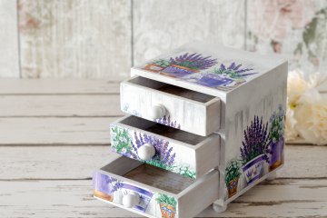 Decoupage su legno e stoffa