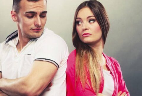 Dire bugie al tuo fidanzato può migliorare la relazione?
