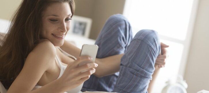 Ecco perchè dormire col cellulare acceso fa male al sonno