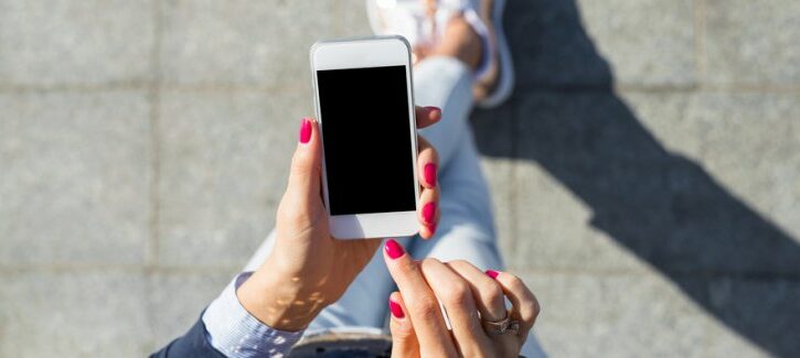 Ecco perchè gli schermi elettronici fanno male alla pelle