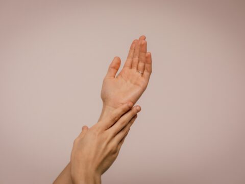 5 semplici modi per far sembrare le tue mani più giovani