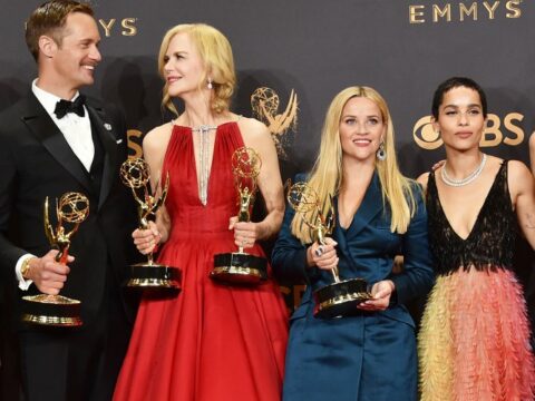 Emmy Awards, Nicole Kidman incanta tutti e bacia un altro davanti al marito: i look più belli
