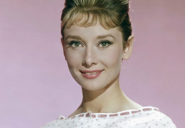 Essere Audrey: 50 lezioni di eleganza e fascino, il libro di Marie Leclerc con le frasi e le foto più belle della Hepburn