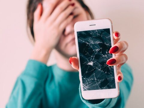 Come eliminare i graffi dallo schermo del cellulare