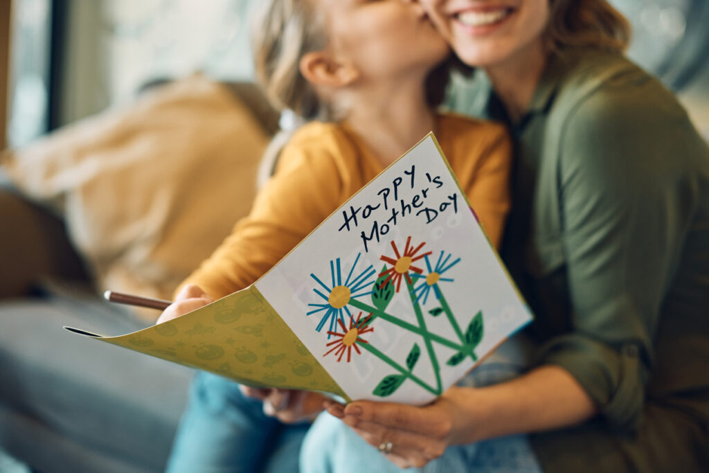 Frasi per la Festa della mamma 2023: le più belle per gli auguri e i biglietti