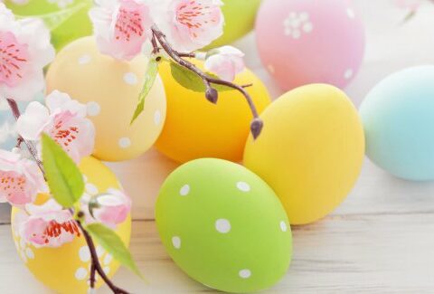 Decorazioni di Pasqua fai da te con fiori e uova, perfette per la primavera