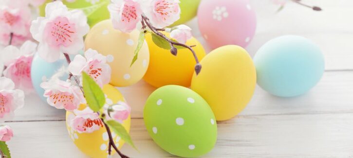Decorazioni di Pasqua fai da te con fiori e uova, perfette per la primavera