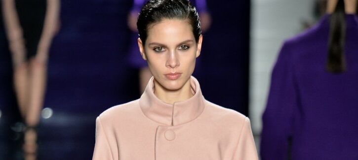 Follie d’inverno: come si indossa il cappotto rosa