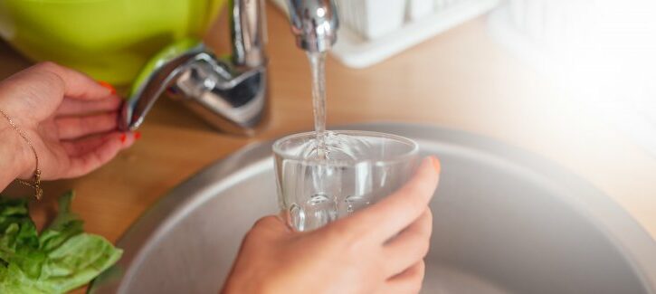 Gli italiani bevono l'acqua del rubinetto: economica, eco e salutare