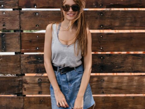 Gonna di jeans per l'estate, il trend che non passa mai di moda: indossala così