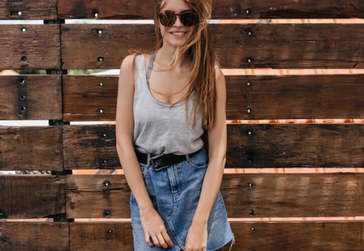 Gonna di jeans per l'estate, il trend che non passa mai di moda: indossala così