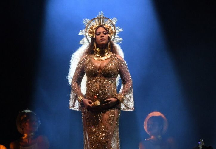 Grammy Awards 2017, Beyonce con pancione in Roberto Cavalli, Laura Pausini meglio vestita della serata