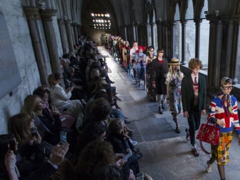 Gucci sfila all'Abbazia di Westminster con la Cruise Collection 2017