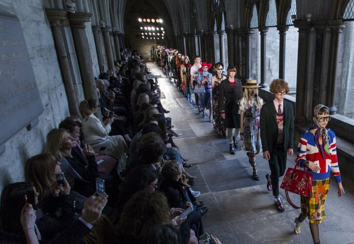 Gucci sfila all'Abbazia di Westminster con la Cruise Collection 2017
