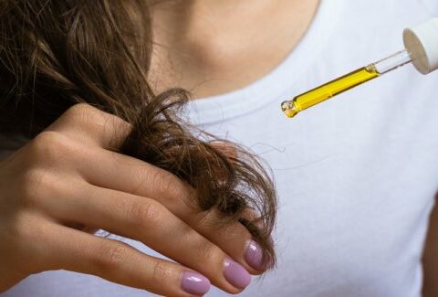 Guida all'uso degli oli naturali per capelli