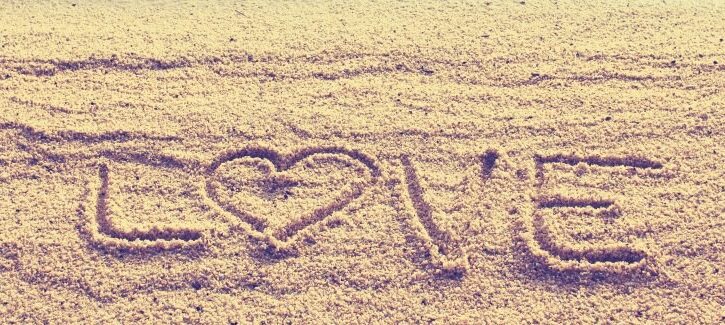 I tipi di coppie che puoi incontrare in spiaggia (e come evitarle)