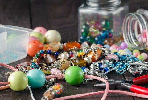 Come fare braccialetti con le perline usando il telaio - Donna Moderna