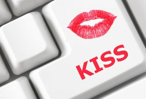Il bacio dato (per finta) sui social