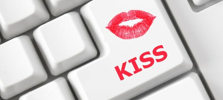 Il bacio dato (per finta) sui social
