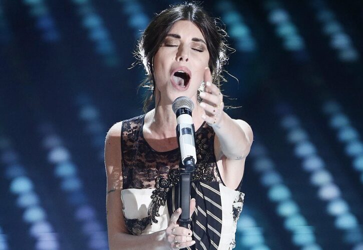 Il trucco di Bianca Atzei, occhi verdi in primo piano a Sanremo 2017, copia il make-up