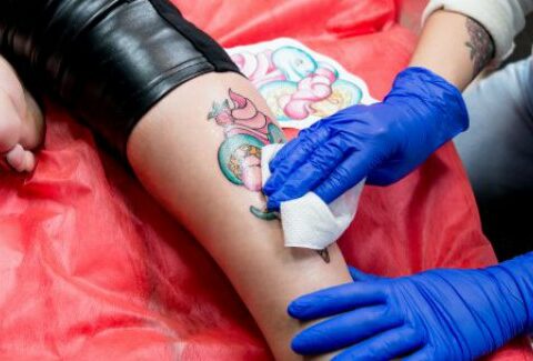 Inchiostri per tatuaggi pericolosi: l'allarme dei dermatologi