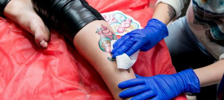 Inchiostri per tatuaggi pericolosi: l'allarme dei dermatologi