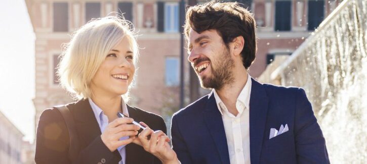 Innamorarsi di un collega d'ufficio: pro, contro e come gestirla