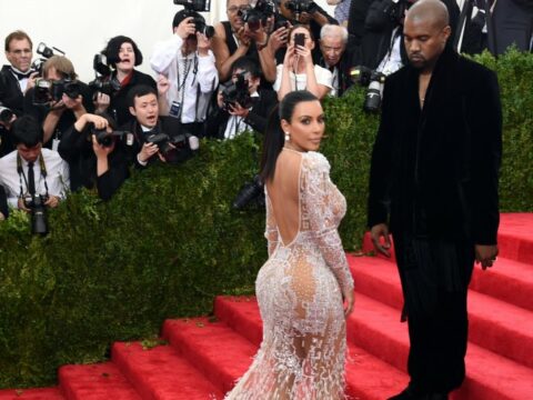 Kim Kardashian: 35 anni tra selfie, outfit e contouring