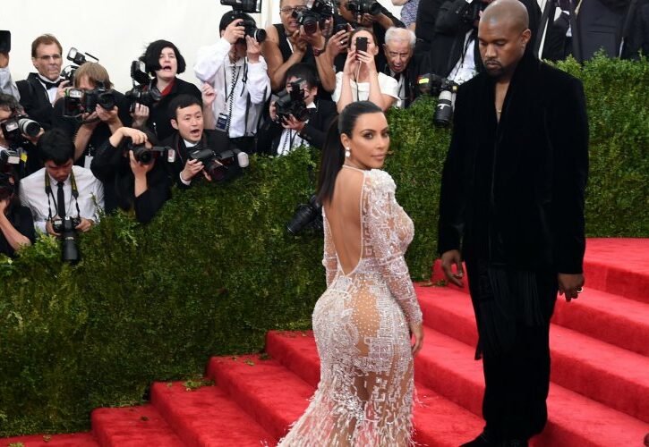 Kim Kardashian: 35 anni tra selfie, outfit e contouring