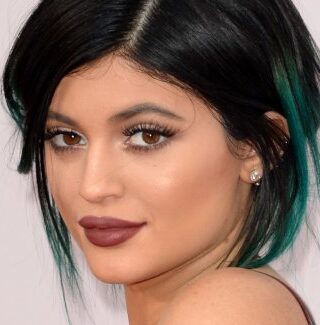 Kylie Jenner Challenge: la folle sfida per avere labbra carnose
