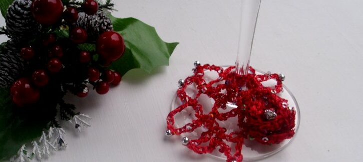 La decorazione per il calice per la tavola di Natale e Capodanno all'uncinetto