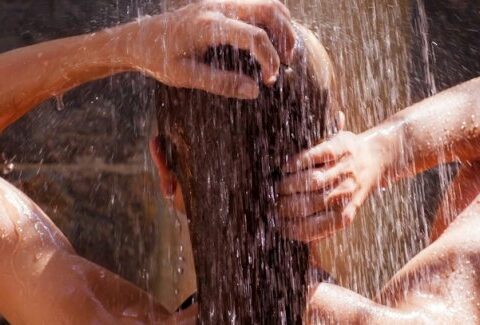 La doccia fredda fa bene: i benefici per la salute