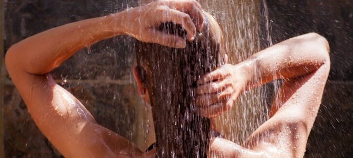 La doccia fredda fa bene: i benefici per la salute