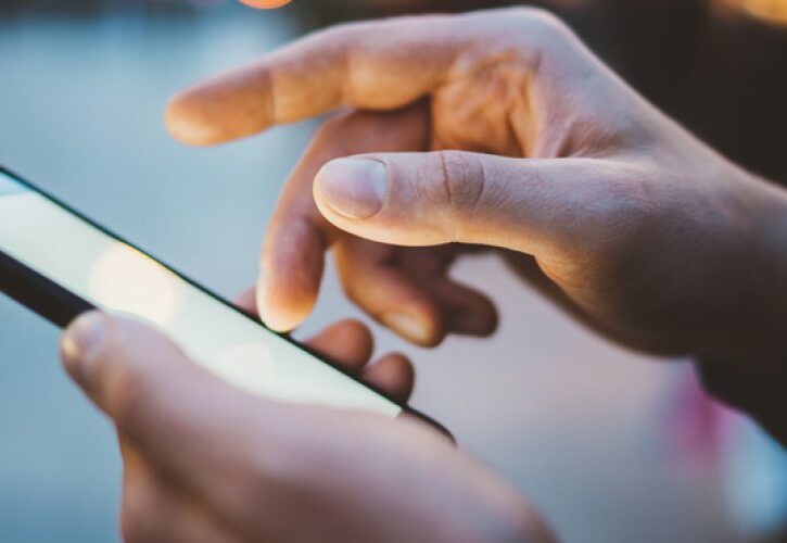 La luce blu dei cellulari e dei pc fa male agli occhi, ecco perché e le conseguenze