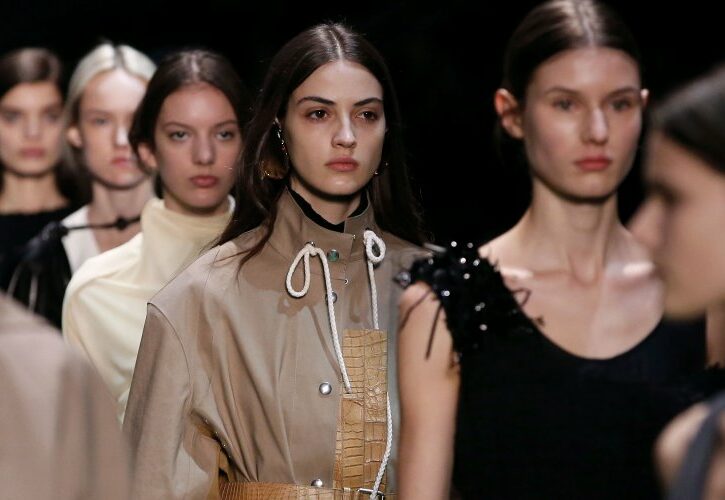 La moda autunno inverno di Céline sfila a Parigi, capi mobili per tutte