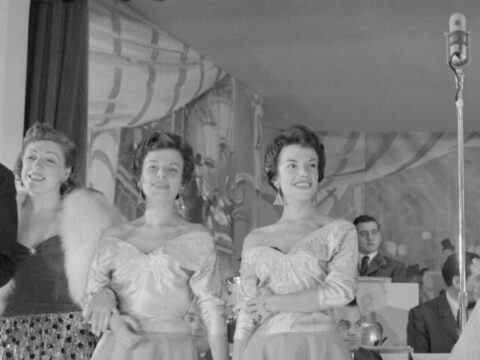 La storia del Festival di Sanremo raccontata attraverso gli abiti dei cantanti dal 1951 a oggi