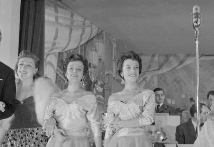 La storia del Festival di Sanremo raccontata attraverso gli abiti dei cantanti dal 1951 a oggi