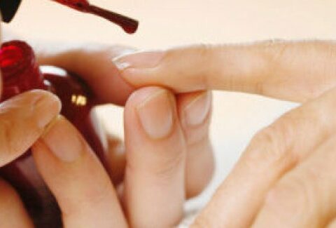 La tape manicure: la nail art realizzata con il nastro adesivo